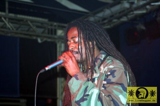 Jah Meek (Jam) with Marlene Johnson and The House Of Riddim Band - Conne Island, Leipzig 15. Mai 2005 (1).jpg